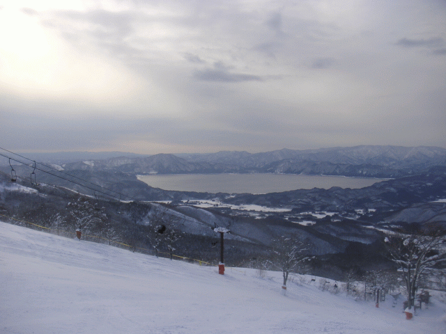 スキー場から見た田沢湖